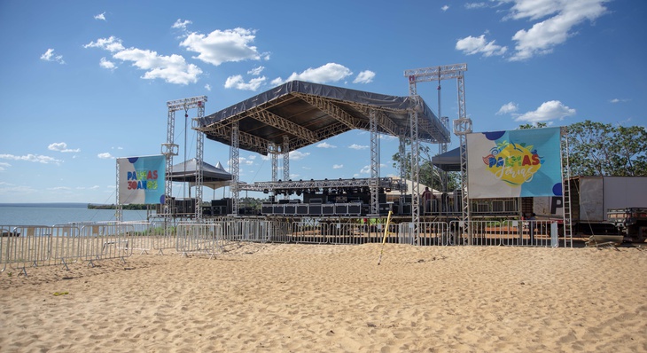 O palco foi montado na areia da praia para receber quem vai aproveitar os shows neste último fim de semana do Palmas Férias 2019