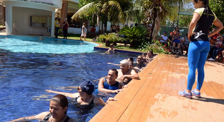 Os participantes aproveitaram a piscina para uma aula de hidroginástica