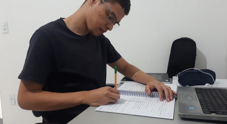 Caio Vinícius, aluno do segundo período de Engenharia Ambiental da UFT, foi um dos beneficiados com o Vem Enem
