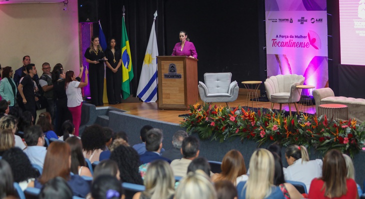 Cinthia Ribeiro discursa durante evento em comemoração ao Dia Internacional da Mulher