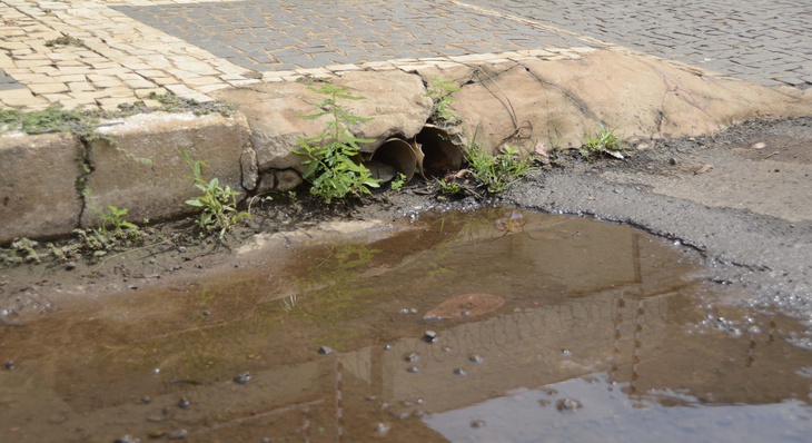 Água servida em pavimento em pequenas quantidades não escoa e, por consequência, provoca danos a asfalto 