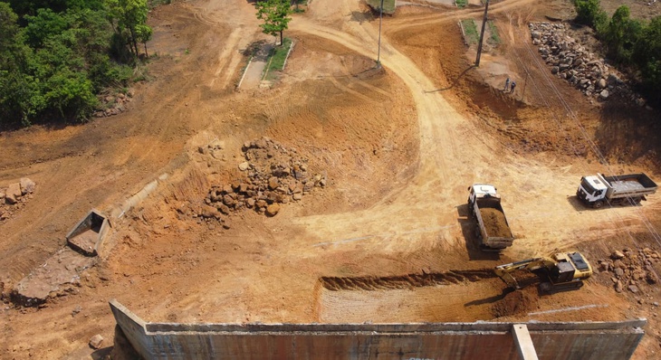 Imagem aérea registrada na manhã desta sexta-feira, 08, de ponto com escavações em andamento