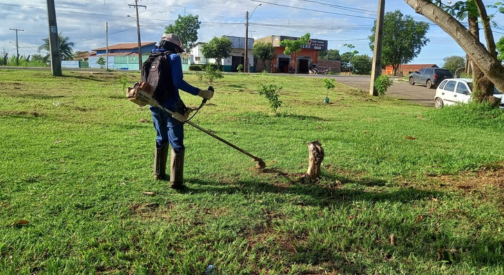 Equipe de poda de grama em atendimento no Morada do Sol