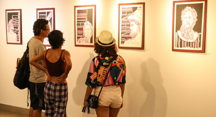 Visitantes observam a exposição que tem  25 peças desenvolvidas em lápis aquarelável e tinta acrílica