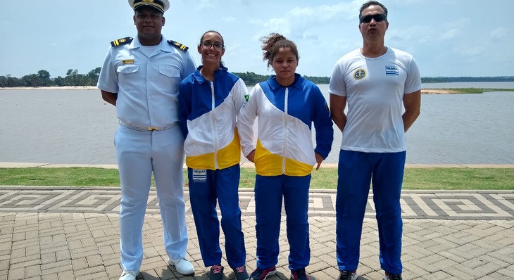 Equipe formada pelos atletas, técnico e representante da Marinha do Brasil