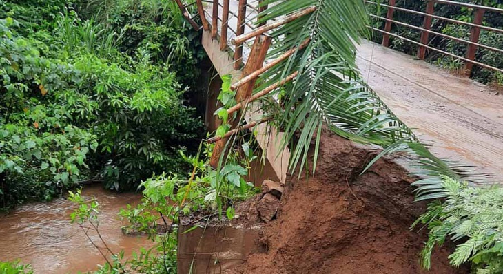 Força da chuva destrói encosta próximo ponto na zona rural de Palmas