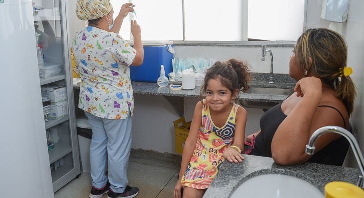 Filha de Karina Pereira, Maria Antônia Fonseca, de 05 anos, atualiza caderneta de vacinação