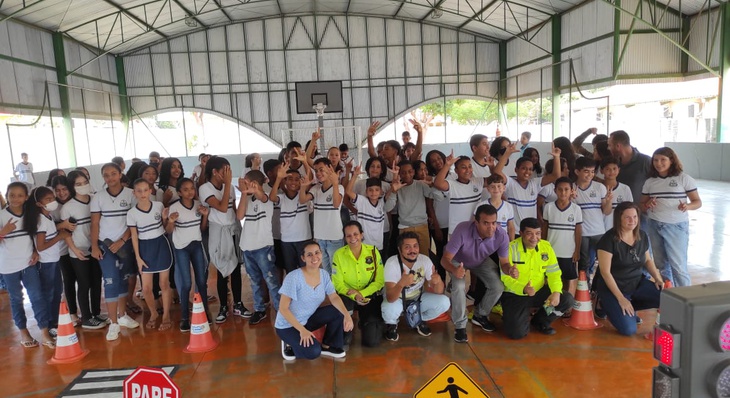 Alunos da Escola Municipal Crispim Pereira, em Taquaruçu, recebem equipe de educação para o trânsito