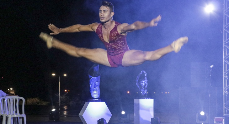 O Bailarino Maykon Cardoso, após participar de cursos no Espaço Cultural, fez da dança uma profissão