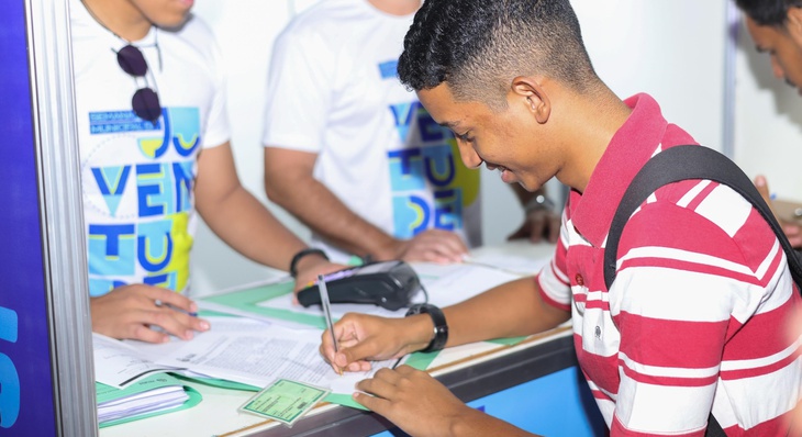 Reinaldo Souza de Carvalho estudante da UFT foi um dos novos beneficiários do programa Cartão do Estudante