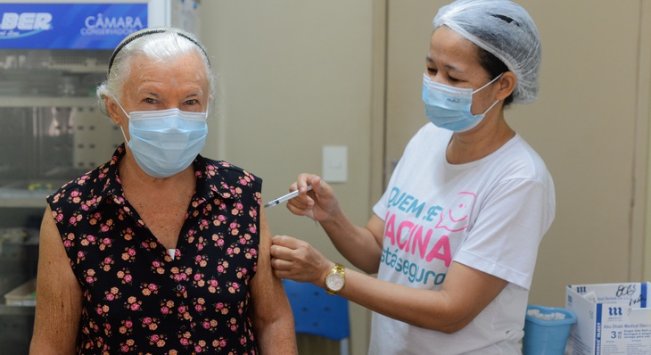 A aposentada Maria do Carmo Oliveira, de 78 anos,  se vacinou contra a gripe