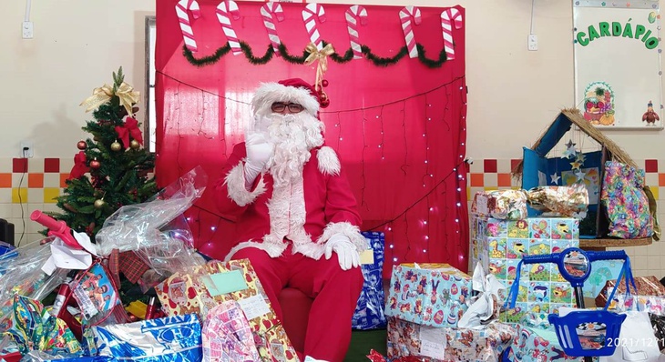 Projeto Papai Noel dos Correios adotou cartinhas de crianças do Cmei Contos de Fada