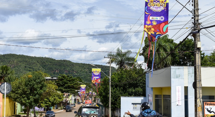 Bandeirolas sinalizam circuito que será percorrido por blocos de rua em Taquaruçu