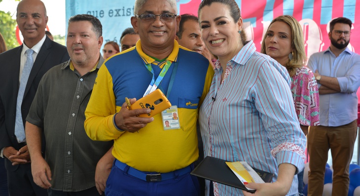 Prefeita Cinthia Ribeiro e o superintendente Estadual dos Correios, José Luiz da Cunha Filho, durante lançamento do selo comemorativo