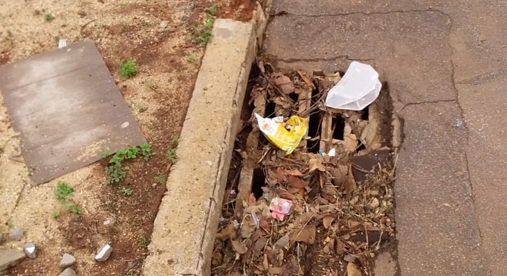 Lixo doméstico jogado em via pública é o maior responsável por obstrução da rede de drenagem pluvial