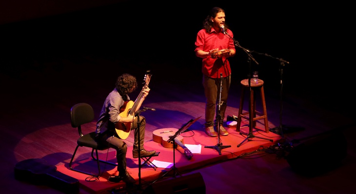 Durante o espetáculo, Augusto Teixeira contou a história por trás de algumas de suas canções