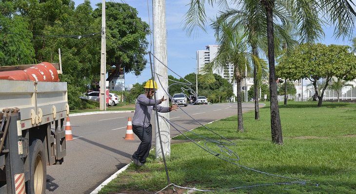 Ao longo da Avenida JK estão sendo implantadas mangueiras de led em volta das árvores e enfeites nos postes do canteiro central
