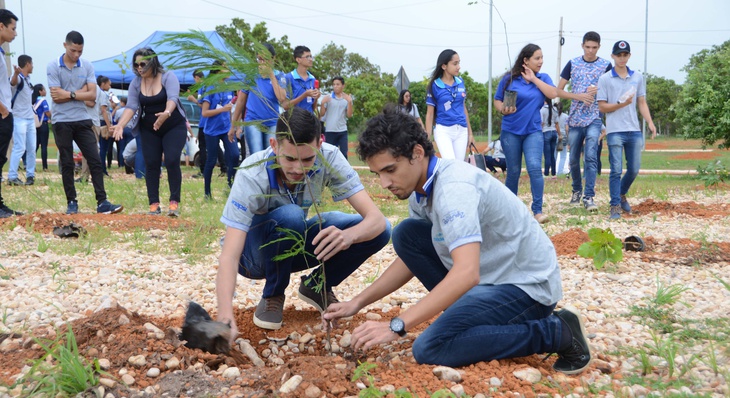 O estudante de engenharia civil, Kleyton Silva, 21 anos, disse que plantar uma árvore vai mudar o clima, como diz o nome do projeto