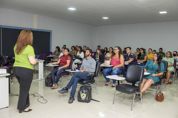 Secretária municipal da Educação, Cleizenir dos Santos, participou da abertura da capacitação