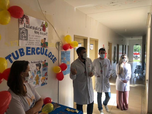 Ao lado de colegas, o estagiário de Medicina do ITPAC Palmas, Paulo Henrique Marques, falou sobre tuberculose para pacientes da Rede