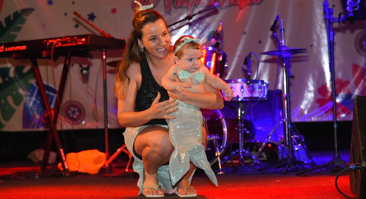 No concurso de fantasias para crianças de 0 a 3 anos, mãe da premiada Lavínia, de 6 meses, Pamela Moreno vestiu a bebê de sereia 