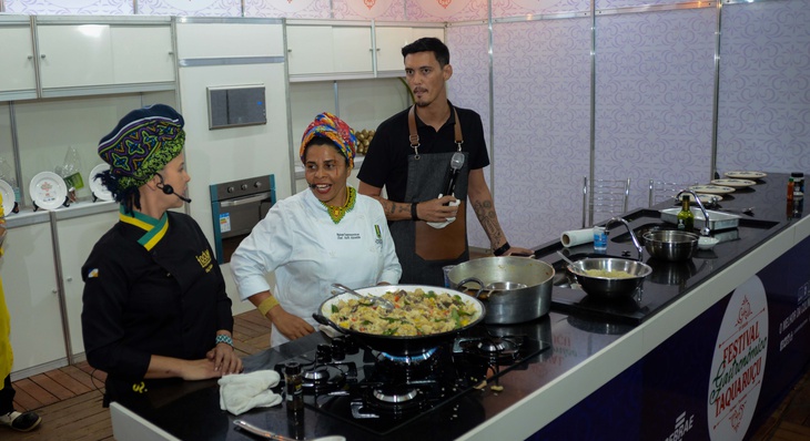 Malena Mota, Ruth Almeida, e Thiago Siintani levaram à mesa da Cozinha Show o autoral Paella Tocantinense.
