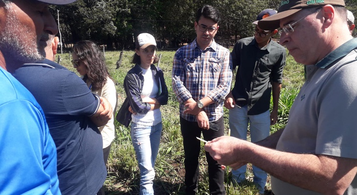 Coordenador Nacional do Programa Balde Cheio, André Novo, conversa com produtores do Distrito de Taquaruçu