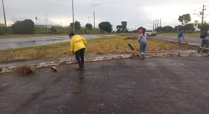 Equipe realiza varrição e remoção de terra em asfalto próximo ao Estádio Nilton Santos