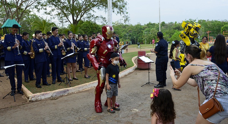Os personagens Homem de Ferro e Bumblebee, da equipe Robótica de Palmas, fizeram a alegria das crianças