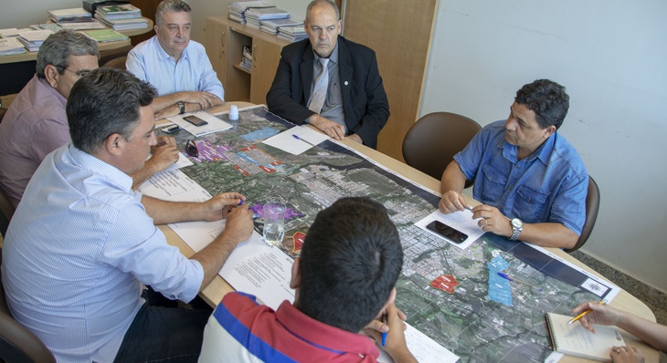 A equipe de Sete Lagoas foi recebida no gabinete do secretário de Desenvolvimento Urbano e Serviços Regionais, Roberto Petrucci 