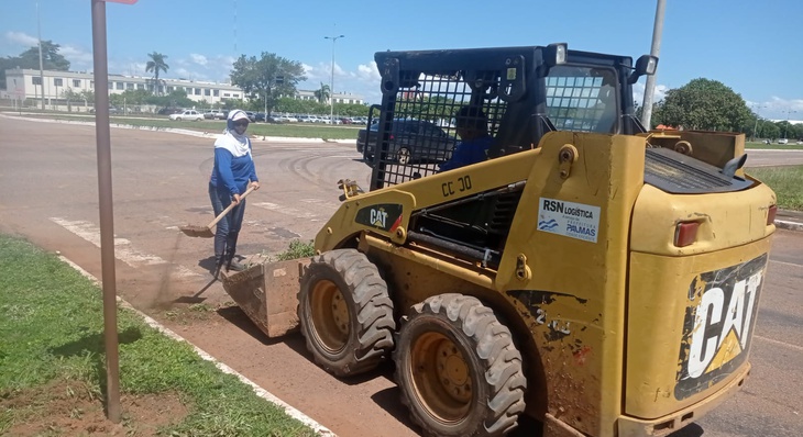 Remoção de terra no asfalto e capina de área verde na Av. Teotônio Segurado próximo ao Estádio Nilton Santos