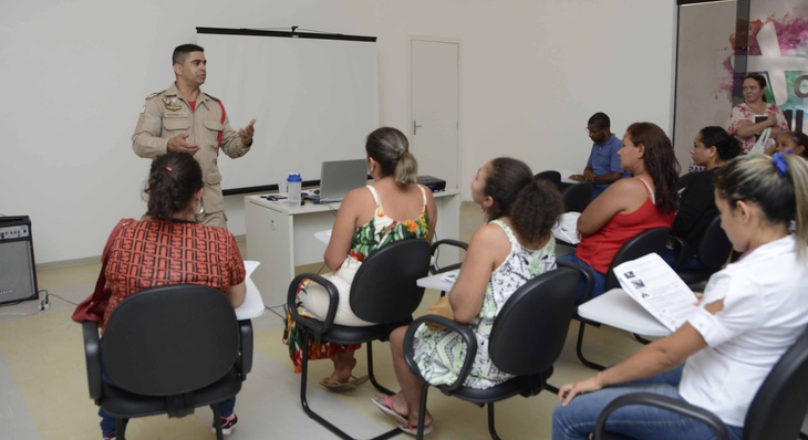 Bombeiro Rogério Sousa ministra curso para brigadistas do Residenci Leblon