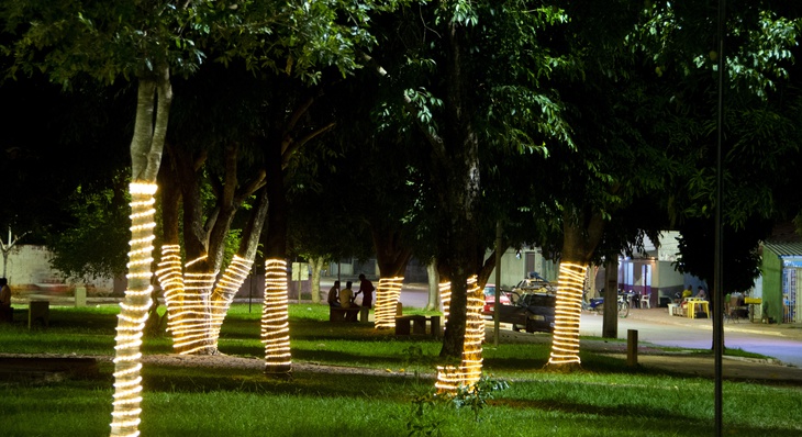 Decorações das praças do distrito de Taquaruçu começaram a brilhar na última quinta-feira, 03