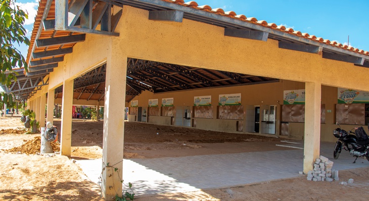 Dentre benfeitorias destacam-se instalação do piso na área coberta dos quiosques da praia das Arnos