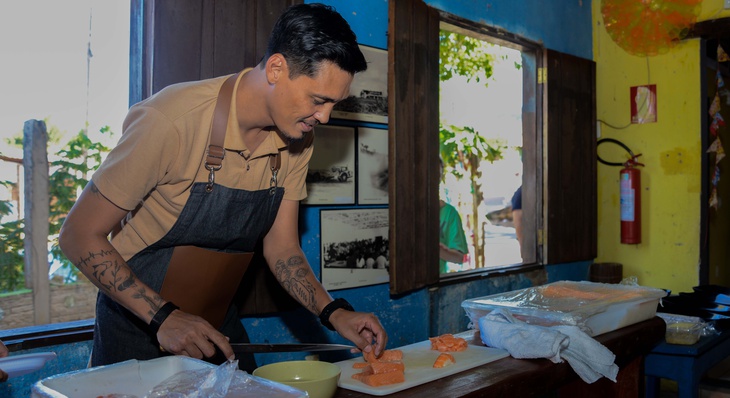 Sushiman chef Thiago Siitani ministrou oficina de sushi para crianças no Canto das Artes