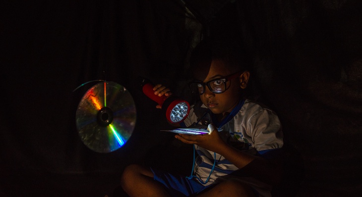 Aluno Murilo, do Cmei Amâncio, durante experiência do projeto ‘Brincando com a Luz’