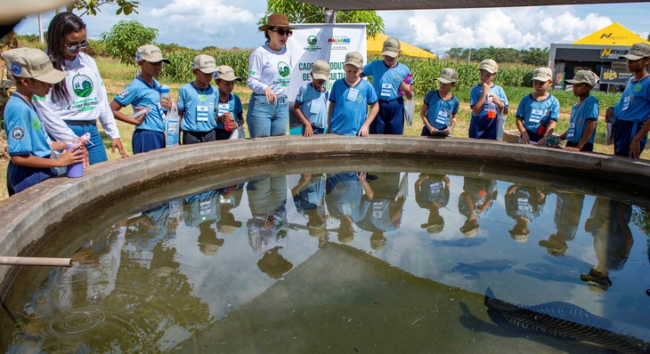 Crianças da rede municipal aprendem sobre a criação de peixes amazônicos em tanque rede