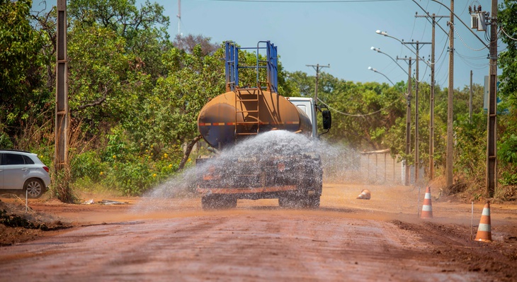 Caminhão-pipa molha solo para facilitar movimentação de solo por máquinas pesadas