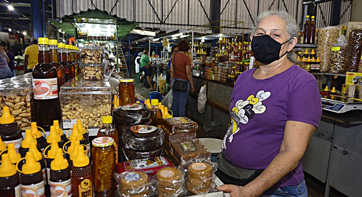 Rozaldina comercializa seus produtos nas feiras de Palmas desde 1993