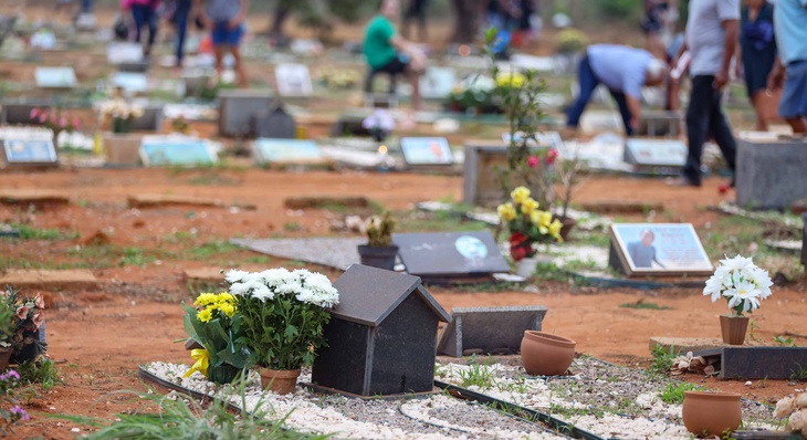 Homenagens e visitas a entes falecidos é tradição no dia de Finados