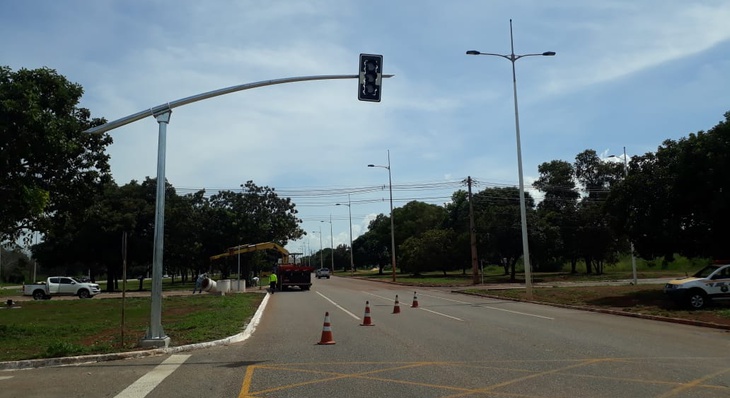 Semáforo sendo instalado no cruzamento da Teotônio Segurado com a Avenida L0-29, onde já ocorreram acidentes vitimas fatais