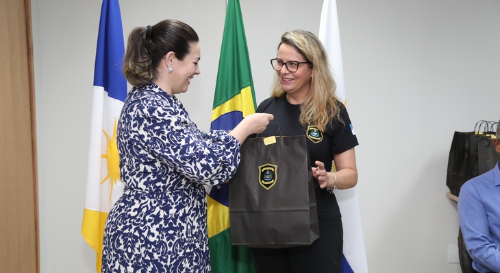 Prefeita Cinthia Ribeiro faz entrega de uniformes para a fiscal de Obras e Posturas, Silméia Soares Braga