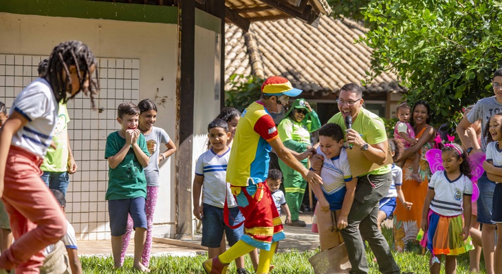 Palhaço Batatinha Frita e Companhia movimenta crianças com gincanas e brincadeira de estátua