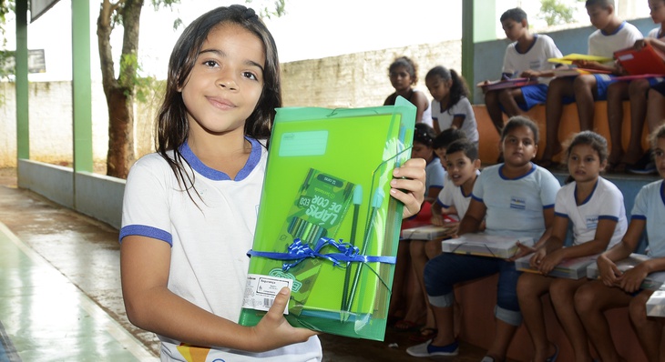  A aluna Lara Letícia Costa, 9 anos, estava feliz ao receber seu kit escolar, contendo caderno, canetas de cor, borracha, apontador e portas-caneta