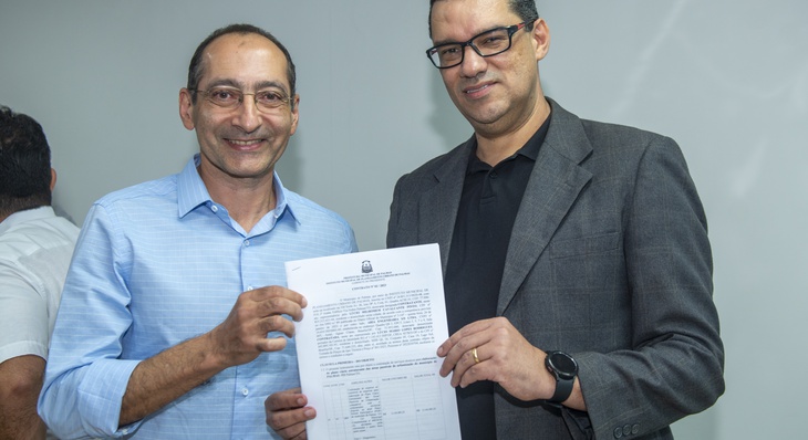 O presidente do Impup Lúcio Milhomem (d) e o diretor da Empresa Ária Empreendimentos Sustentáveis durante assinatura de contrato para o  Plano Viário Estruturante