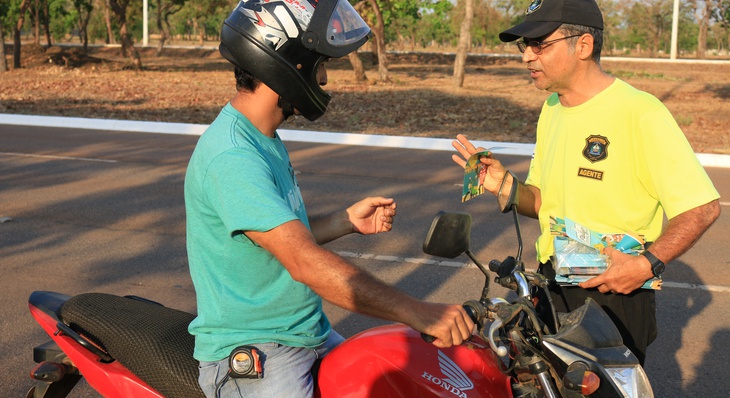 Alerta serve para o alto risco do não uso ou do uso incorreto do capacete por motociclistas