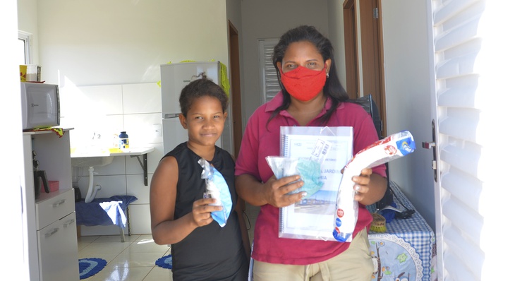 Layne Cunha ao lado da filha mostram kit com torneira e sifão de tanque
