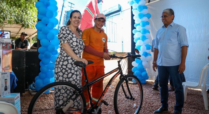 Cinthia entrega bicicleta a trabalhador da limpeza pública de Palmas