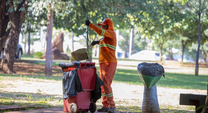 Trabalhadores do serviço de limpeza pública trabalham em escala diurna ou noturna para manutenção de espaços e vias públicas