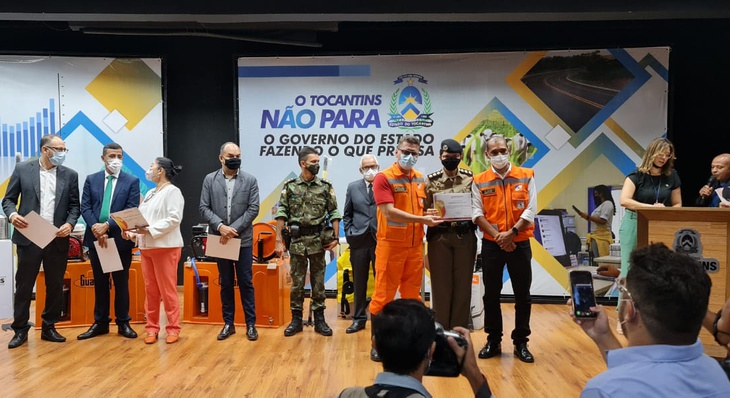 Brigadistas receberam das mãos da coronel Alaídes Pereira Machado, e de demais autoridades, o Certificado do Comitê do Fogo